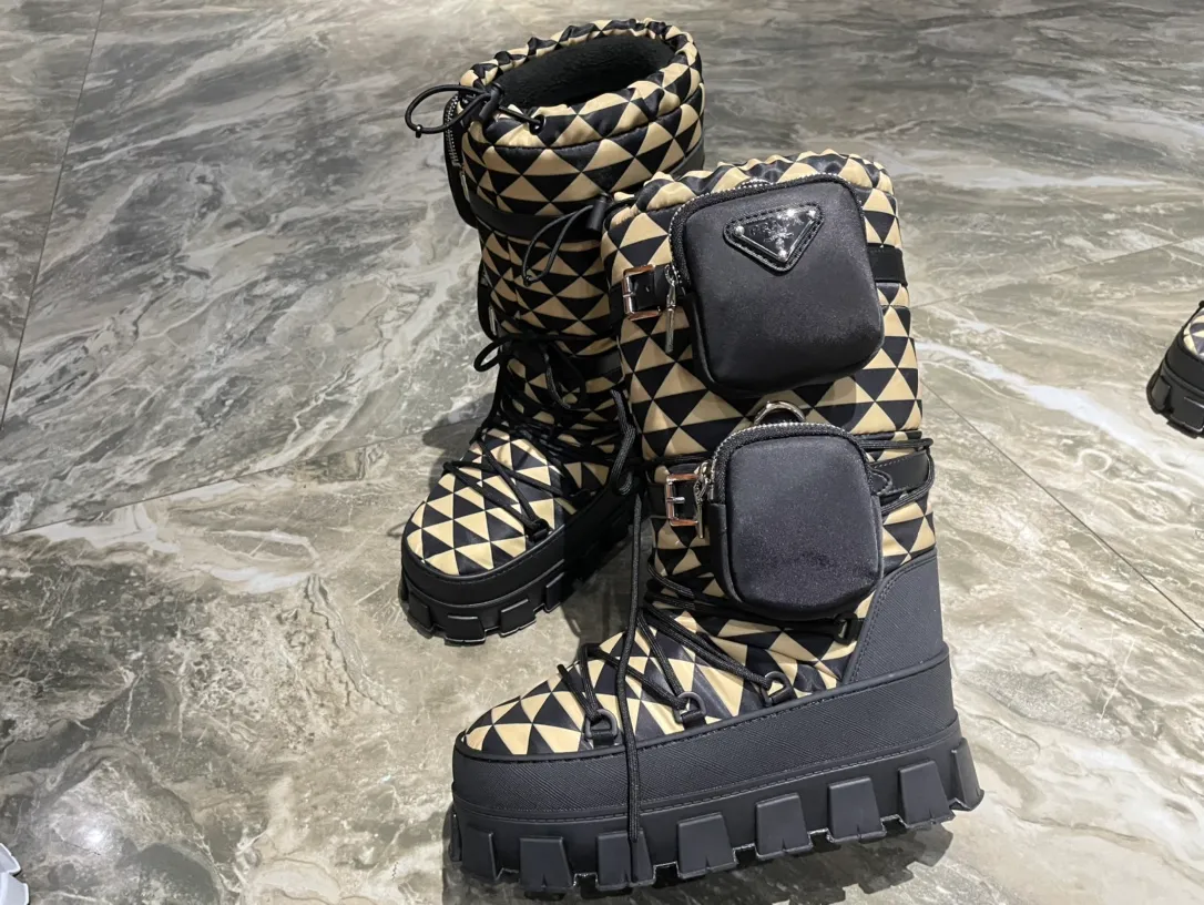 👟👟Ex-factory price 880👟👟 The highest version on the market, Prada's king style, snow boots, ski boots, chubby, so cute and cute →_→ From the Prada limited series, unique. Shiny nylon Oblique upper with criss-cross straps for an ideal fit. The boots are made of technical fabric and have a short-cut version. They can be worn in the city or in the mountains. They make the calves slimmer, taller, warmer and have a concave shape. The boots and soles use the original waterproof effect. The size is 35-40. 41Customized